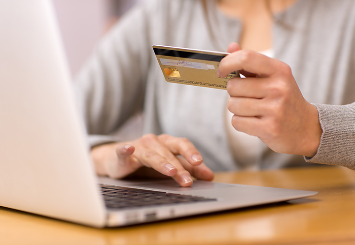 Person holding a credit card